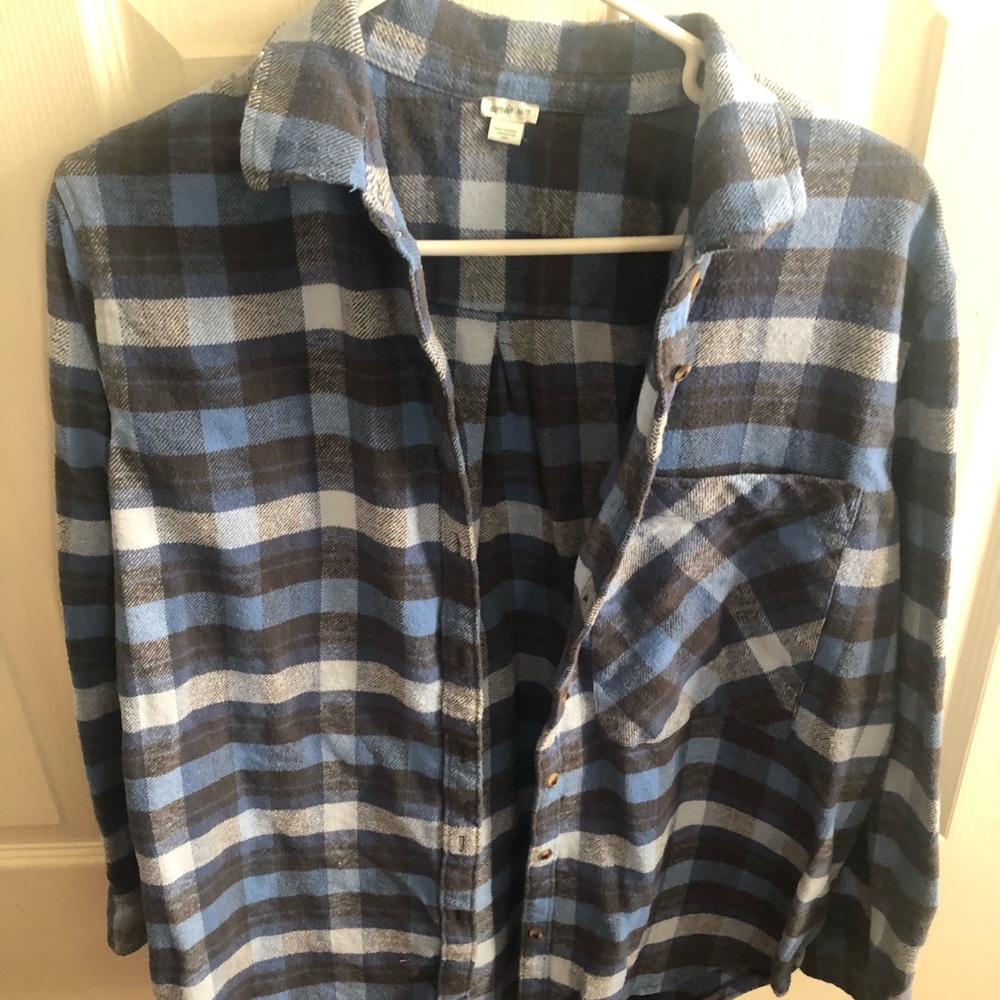 Aerie oversized blue/gray flannel! Cute over a tank or buttoned up w/ jeans!